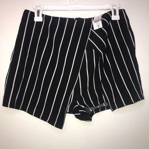 NWT LF black with stripes skort size M